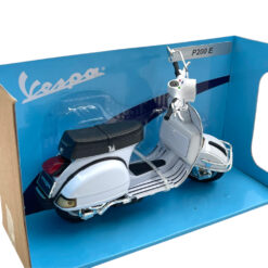 Alternative view of Model Motorcycle NewRay 1/12 Vespa P200E 1978 White